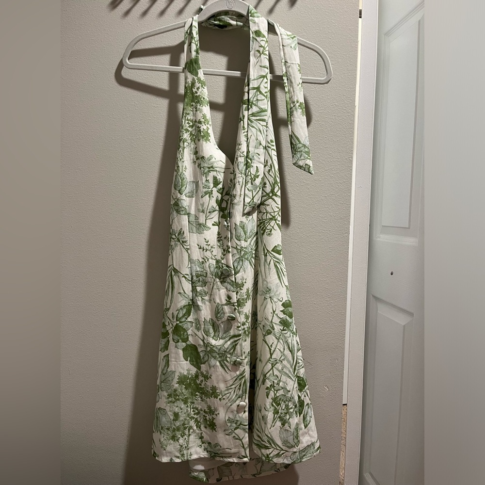 En Crème beautiful Large halter dress. (Fits like a small or medium).